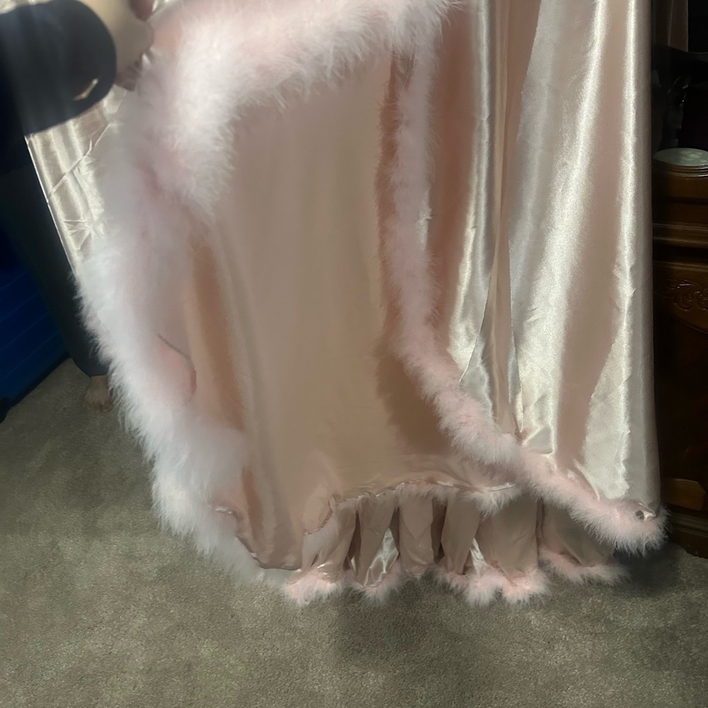 Elegant Pink Satin Robe with Feather Trim - Picture 6 of 10